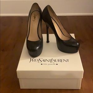 Yves Saint Laurent Pumps